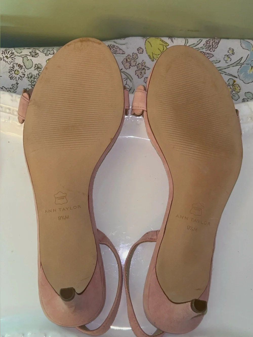Ann Taylor blush pink suede scalloped slingback kitten heel shoes Size 9.5